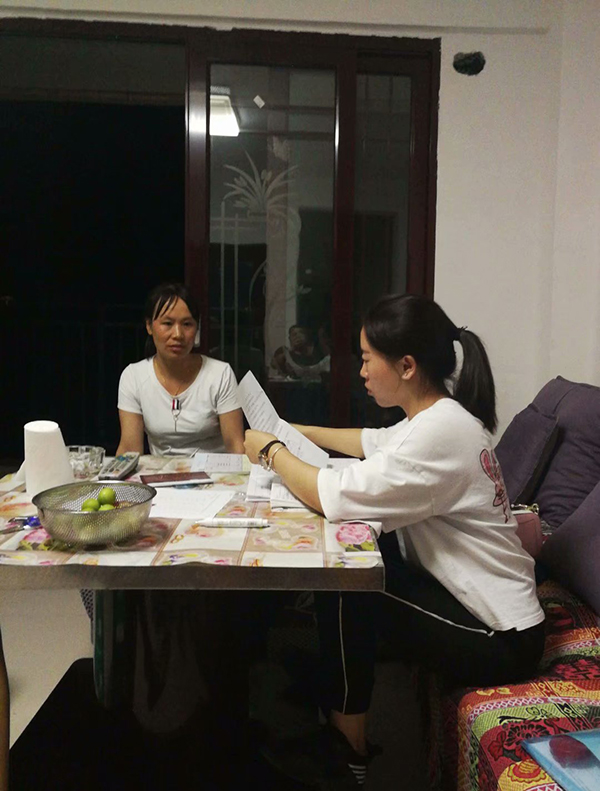 饶成林2-跟帮扶对象在她易地扶贫安置的家中交心谈心、落实帮扶政策 拷贝.jpg